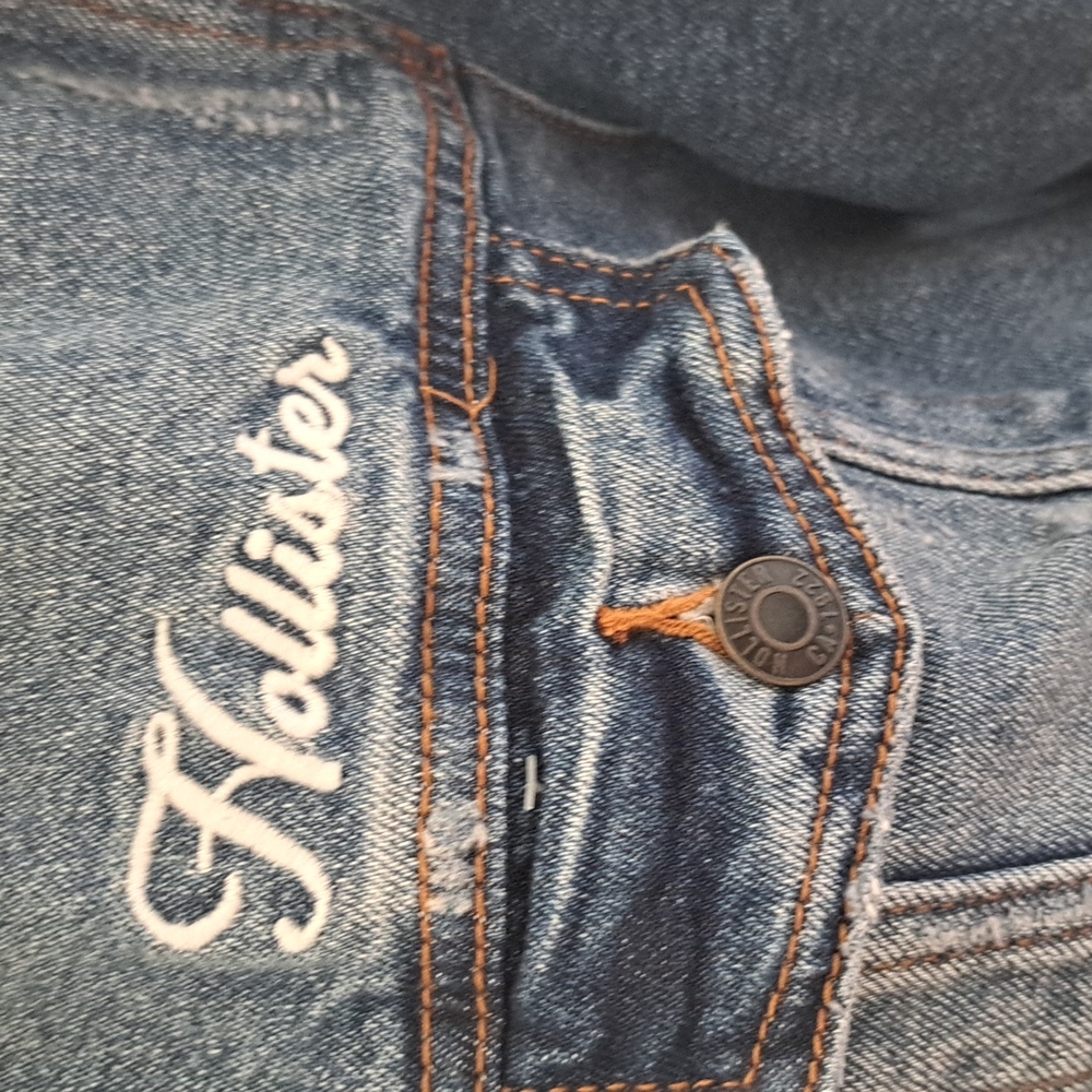 Hollister SHERPA-LINED DENIM TRUCKER JACKET - Picture 6 of 7